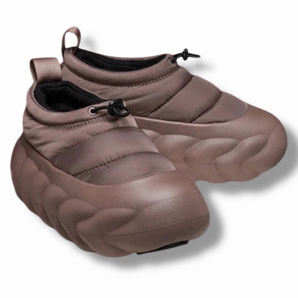 eyページ CROCS OverPuff Shorty • 210668-0LF • Truffle • Unisex Slip On • M7/W9•